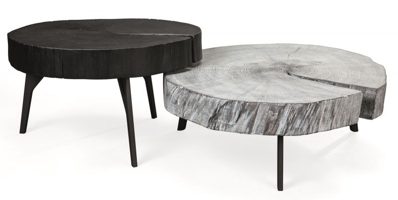 Zwei Stomp Beistelltische von Janua, einer geköhlt schwarz, einer hell, aus massivem Holz.